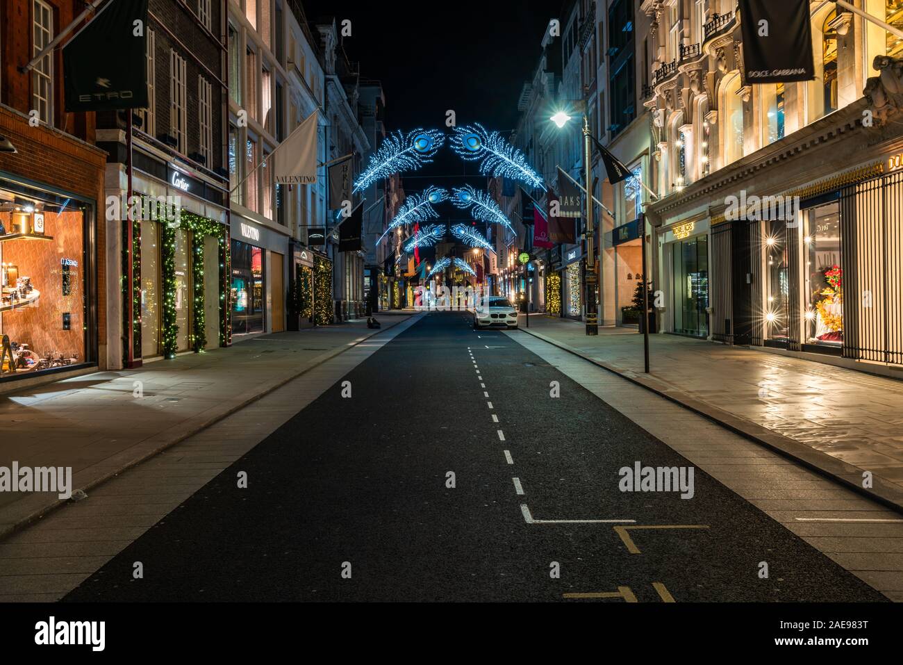 LONDON, Großbritannien - 07 Dezember, 2019: Christbaumschmuck in New Bond Street, Londons berühmten West End. Stockfoto