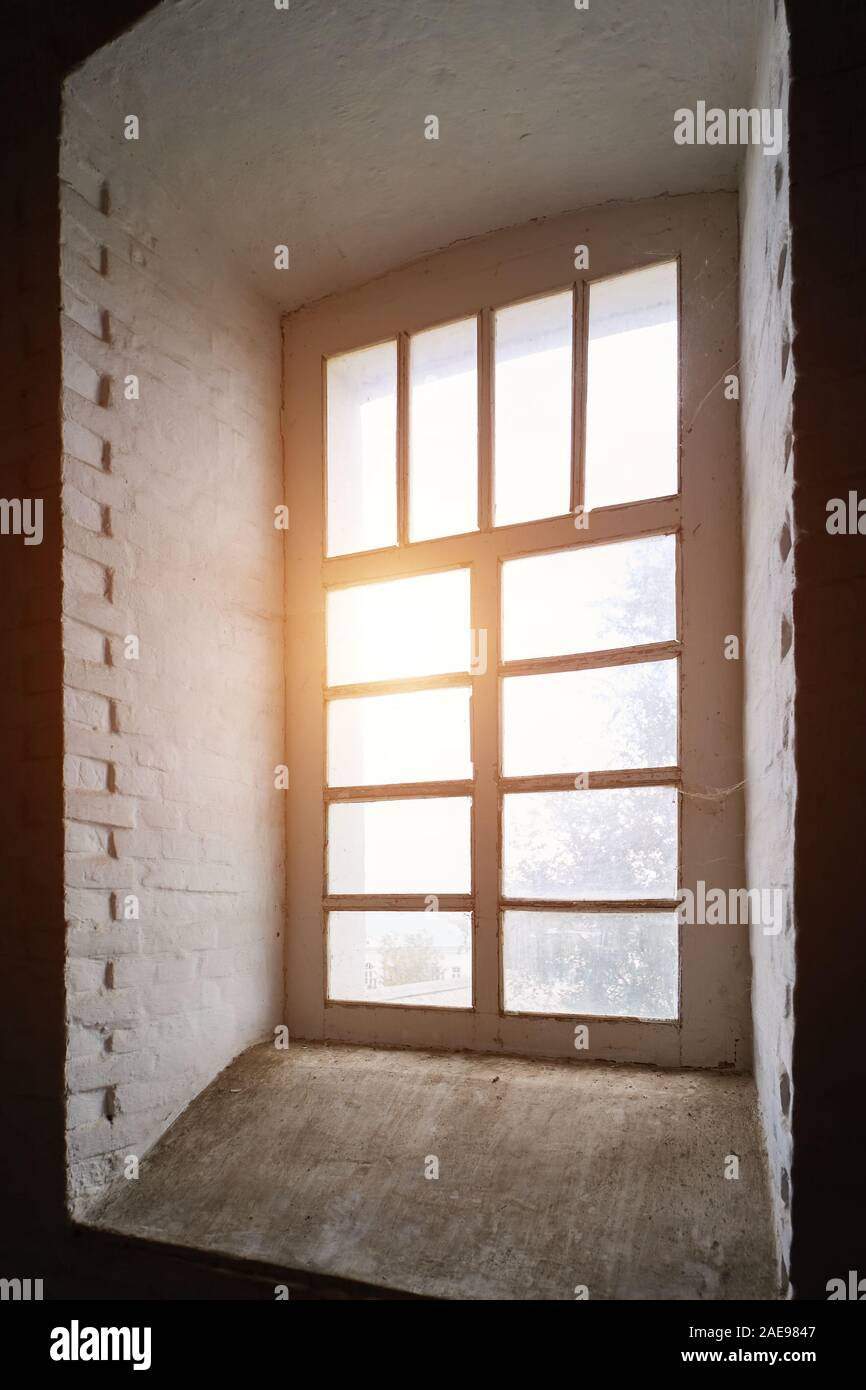 Strahlen der Sonne bei Sonnenuntergang ihren Weg durch eine grosse alte  Fenster machen in einem Turm mit dicken Steinmauern Stockfotografie - Alamy