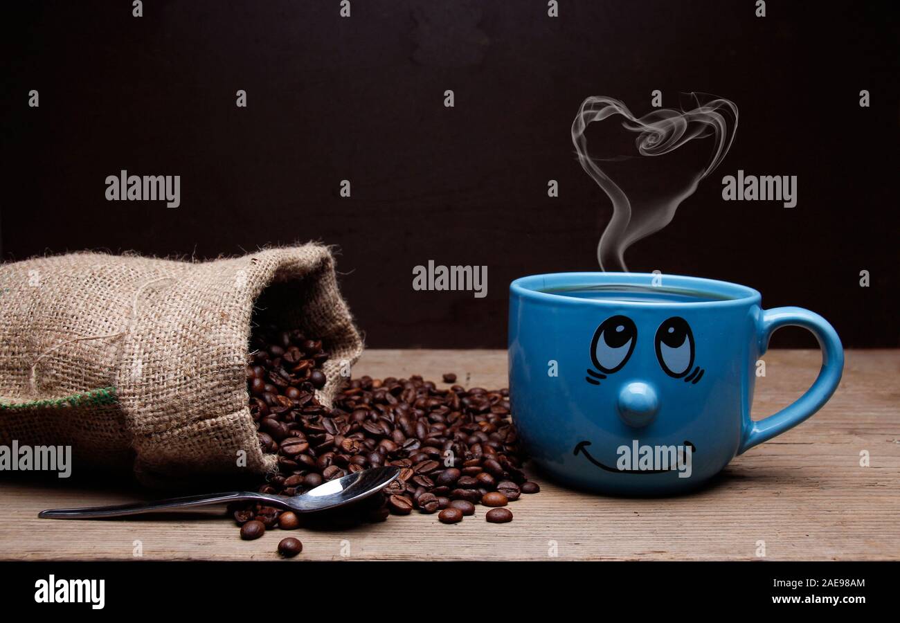 Guten Morgen Kaffee mit Dampf formen Liebe Form Stockfoto