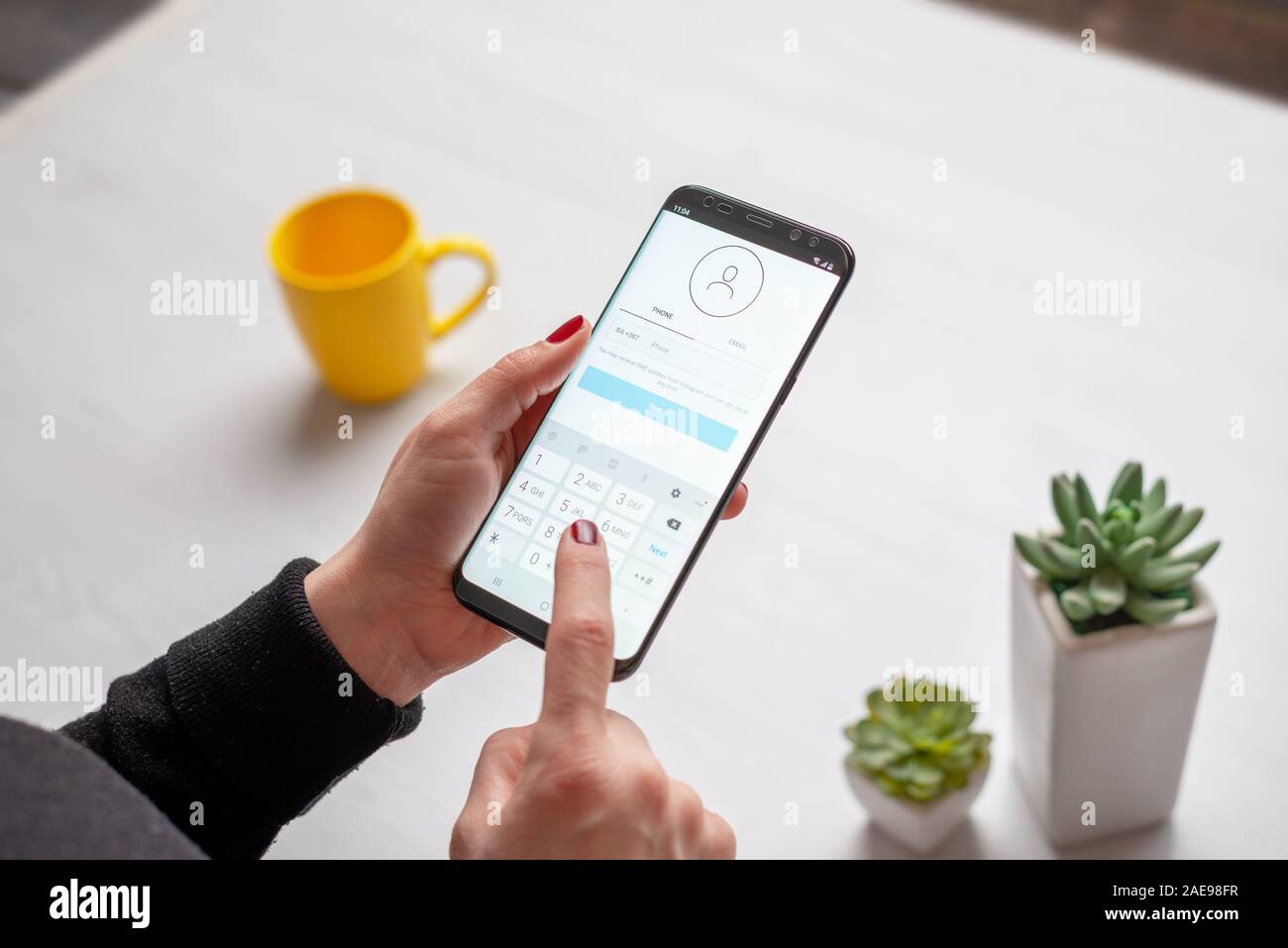 Sarajevo, Bosnien und Herzegowina - 7. Dezember 2019: Mädchen geht in die Telefonnummer eine SMS-Benachrichtigung von Instagram auf Smart Phone zu erhalten Stockfoto