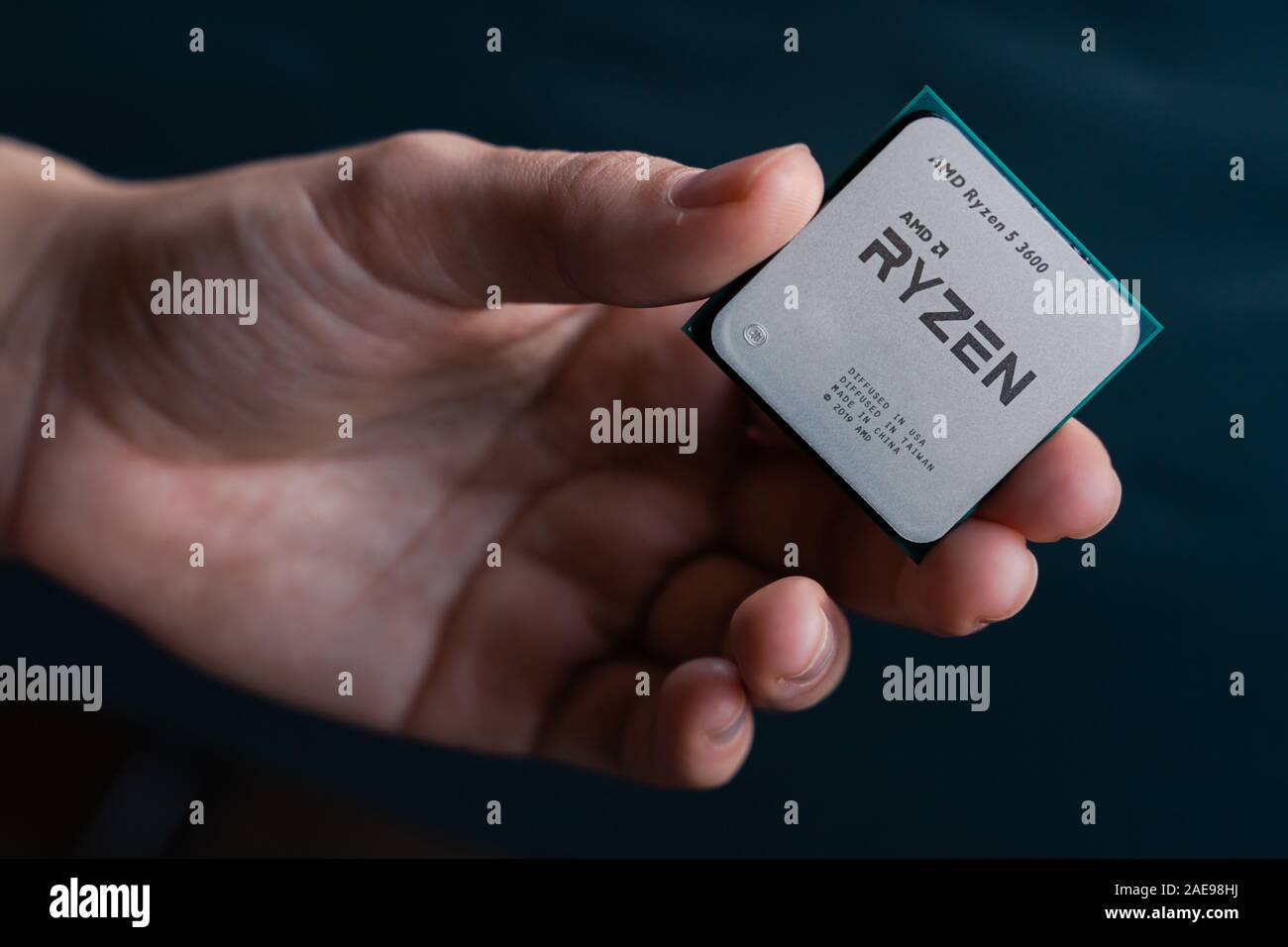 Valencia Spanien 07 Dezember 19 Hand Amd Ryzen 3600 Prozessor Neue Coonsumer Zen 2 7 Nanometer Desktop Cpus Von Amd Sehr Beliebt 3 Generation Stockfotografie Alamy
