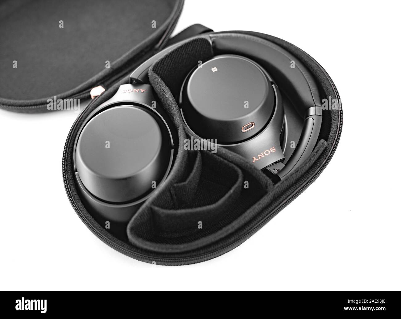 Sony WH-1000 XM3 Noise Cancelling schnurlose Kopfhörer auf einem weißen Hintergrund. Stockfoto