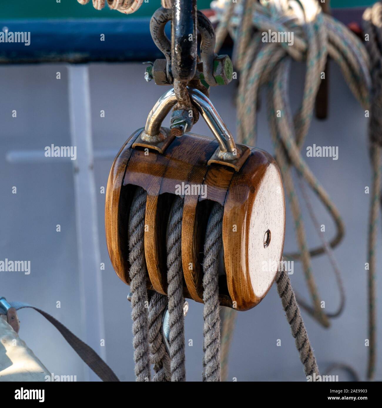 Nahaufnahme der hölzernen Block und Spanngeschirr Rigging von Flying Dutchman Schoner, ein traditionelles großes Segelschiff, Colonsay, Schottland, Großbritannien Stockfoto
