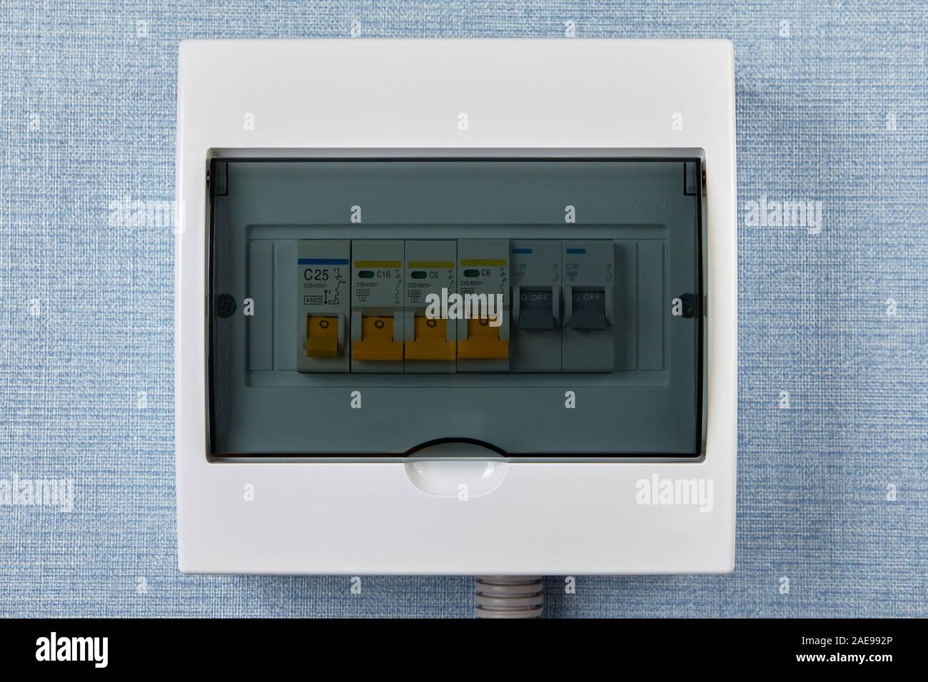 Der Verbraucher Gerät mit automatischer Sicherungen oder switchboard mit Leistungsschalter. . Schalttafel der Startseite Verteiler. Elektrische Verkabelung, Fus Stockfoto