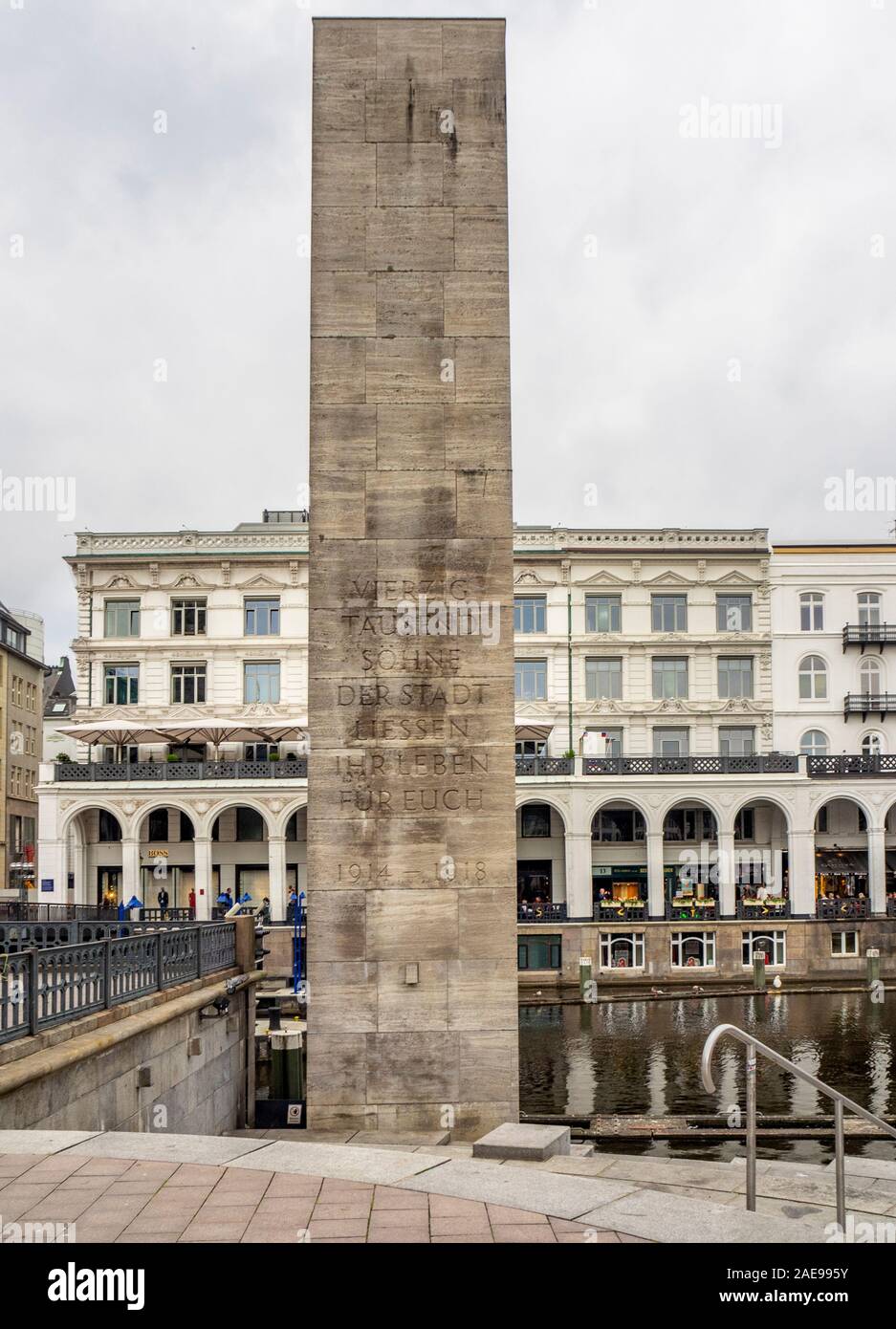 Hamburger Cenotaph-Denkmal für die Gefallenen beider Weltkriege Rathausmarkt am Ufer der kleinen Alster Altstadt Hamburg Deutschland Stockfoto