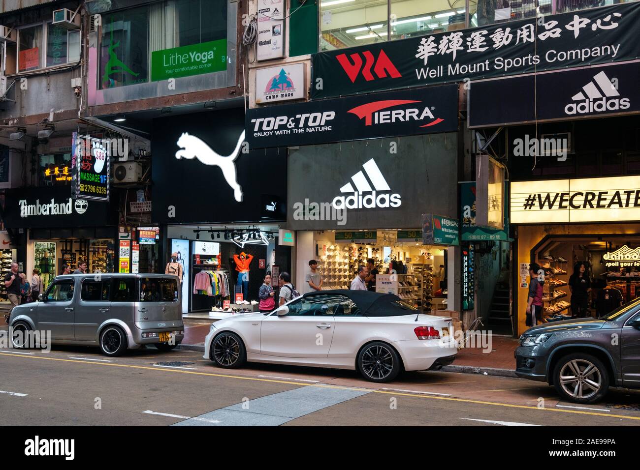 Hongkong - November, 2019: Urban Sportbekleidung Einzelhandel Turnschuhe verkauft bei Sneaker street in HongKong Stockfoto
