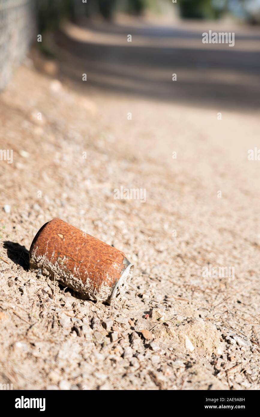 Eine Dose Mineralwasser, an der Straße, die die Nachricht vom nicht Verunreinigen oder Verschmutzung unseres Planeten und Recycling Material vermittelt oxidiert. Es Trenc Stockfoto