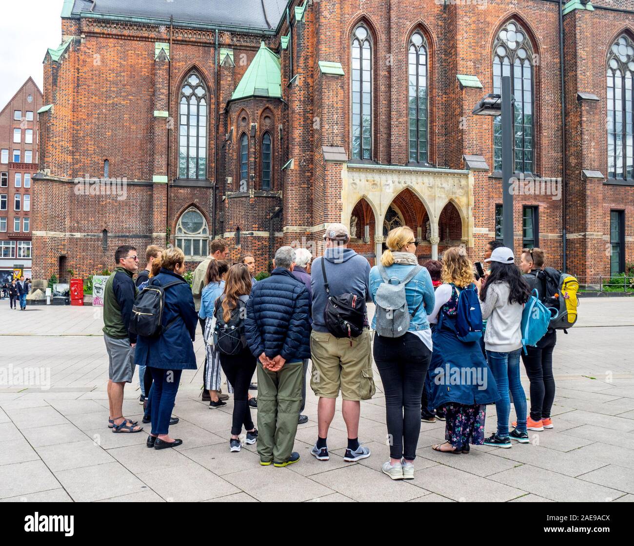 Geführte Wandergruppe vor der Gotischen Peterskirche in der Altstadt Hamburg Deutschland Stockfoto