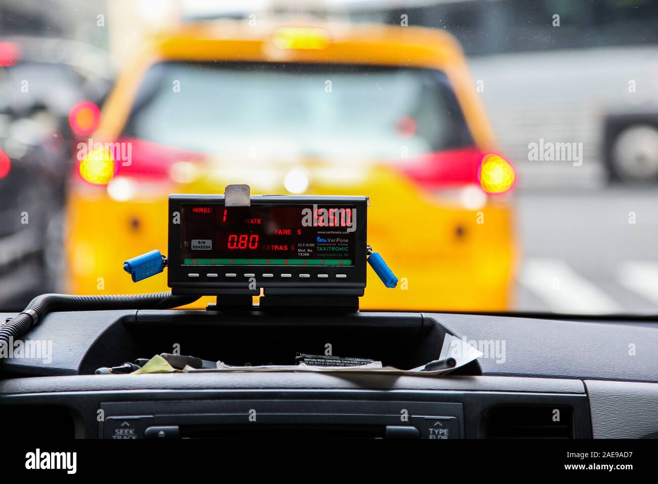 NEW YORK, NY - 23. MÄRZ 2016: Blick von Kabine mit Taxi Meter Anzeige in New York Stockfoto
