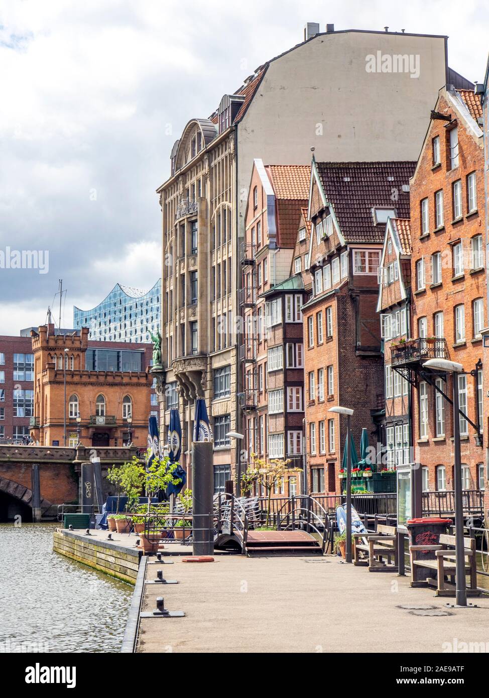 Gehweg entlang des Nikolaifleet-Kanals Altstadt Hamburg Deutschland Stockfoto