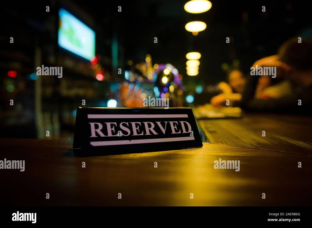 Restaurant einen reservierten Tisch unterzeichnen. Innenraum der angesagten Cafes, kopieren Raum Stockfoto