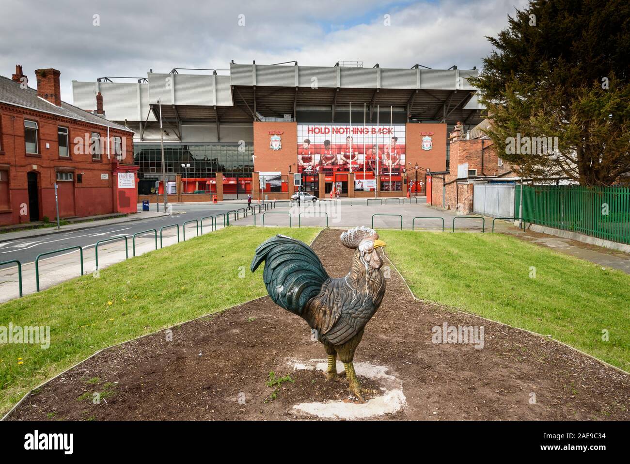 LIVERPOOL, ENGLAND - 14. MAI 2015:. Liverpool logo Statue vor dem Tor von Anfield, Liverpool Football Club Stadion. Stockfoto