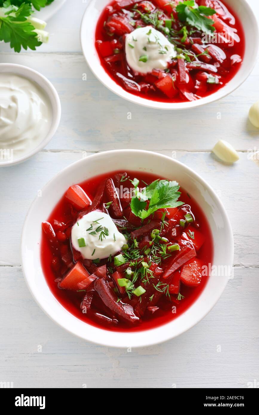 Rote-bete-Suppe in der Schüssel auf weißem Holz- Hintergrund ...