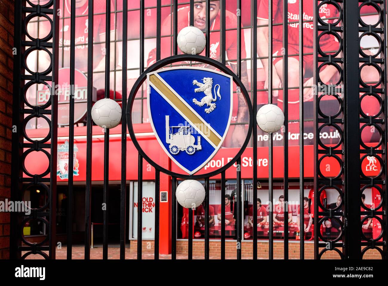 LIVERPOOL, ENGLAND - Großbritannien -, 14. MAI 2015: Logo auf das Tor des FC Liverpool an der Anfield Stadion in Barmherzigkeit, Liverpool UK. Stockfoto