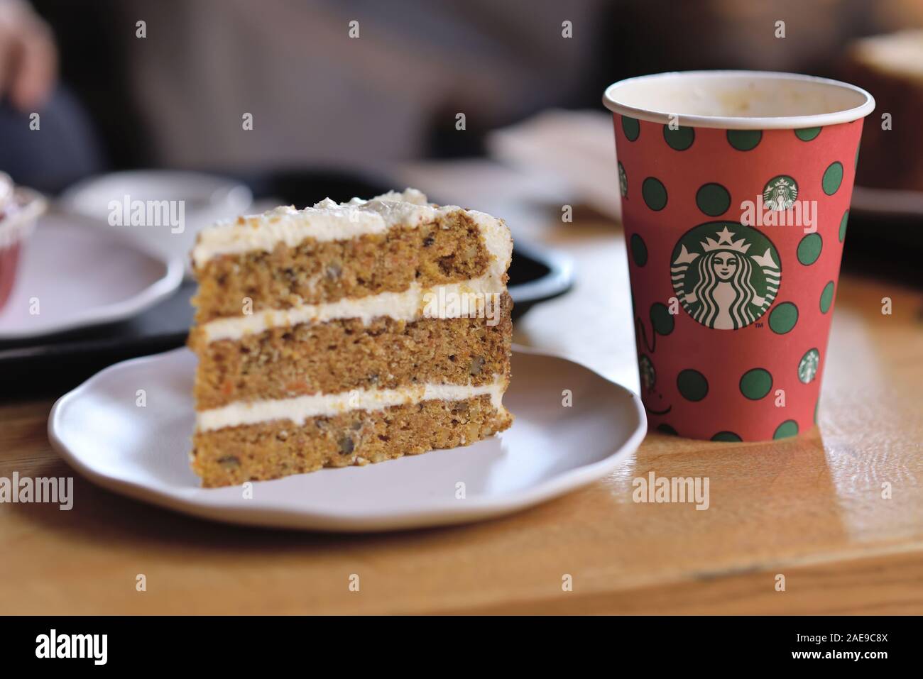 Paris, France-September 27, 2019: Ein hohes Starbucks Kaffee im Starbucks Coffee Shop mit Kuchen. Starbucks ist der weltweit größte Kaffeehaus mit über Stockfoto