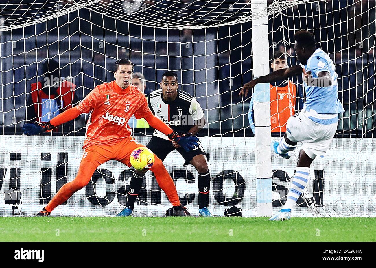 Stadio Olympico, Rom, Italien. 7 Dez, 2019. Serie A Fussball, Lazio gegen Juventus, Lazio der Ecuadorianischen vorwärts Felipe Caicedo schießt und Kerben für 3-1 Vergangenheit keeper Szczesny von Juventus Turin in der 95. Minute Credit: Aktion plus Sport/Alamy leben Nachrichten Stockfoto