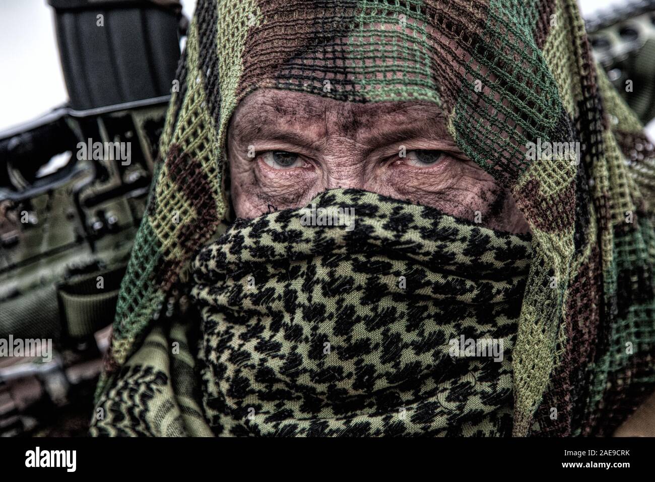 Army Sniper stehen im Feld mit Gewehr Stockfoto