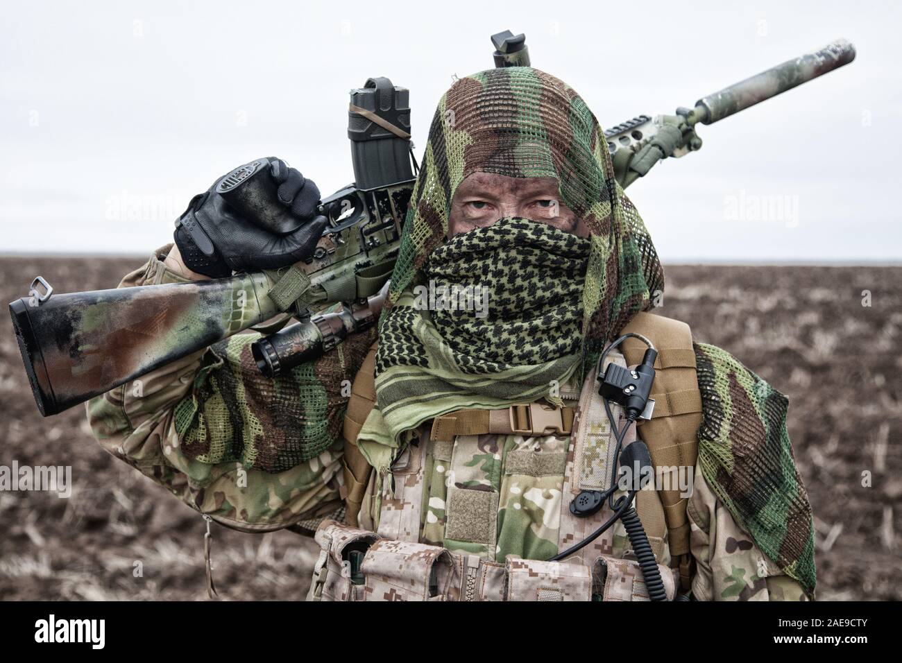 Army Sniper stehen im Feld mit Gewehr Stockfoto