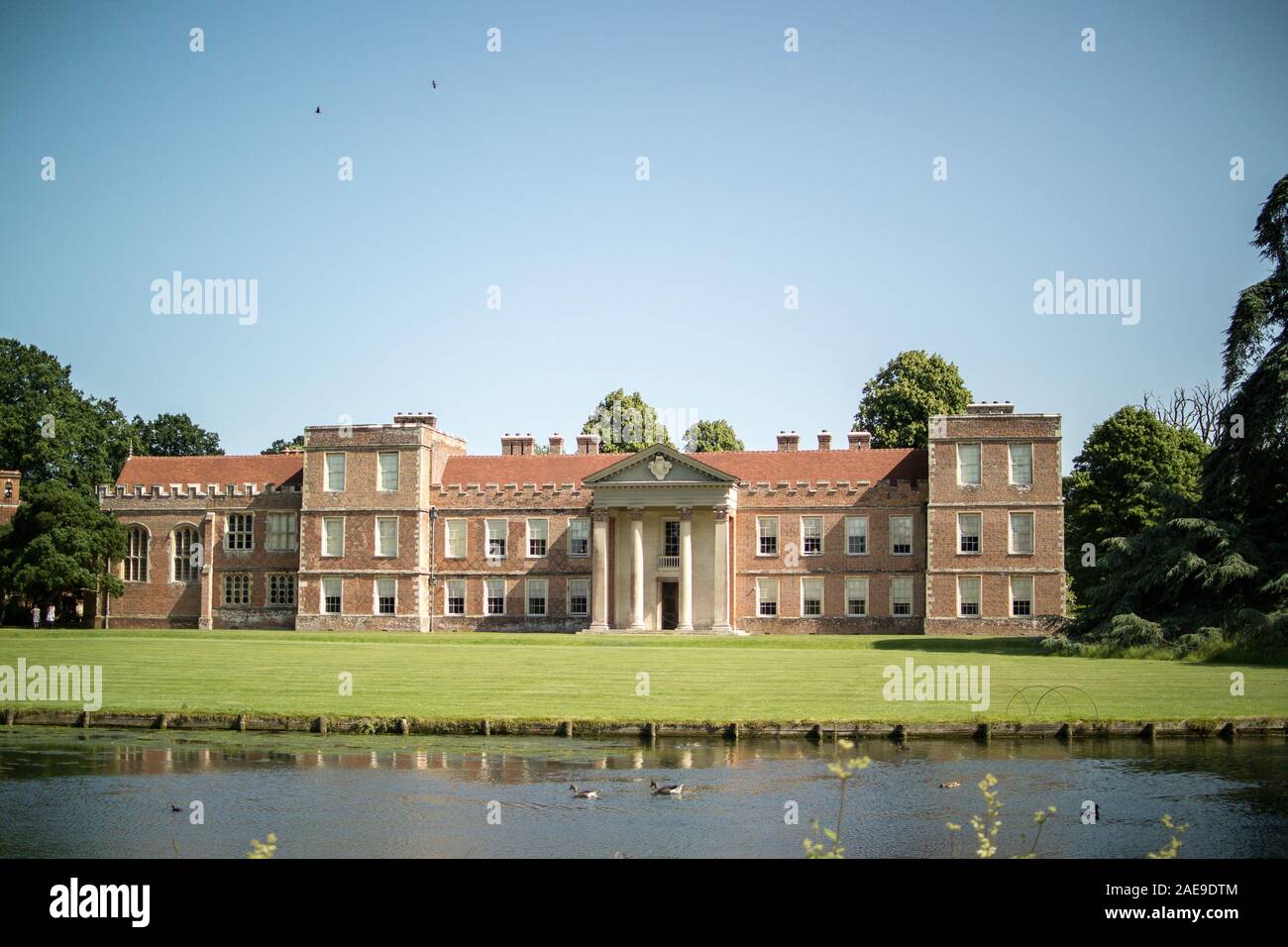 North Face Der vyne, gebaut 1500-1520, hinter dem See von Hans Bach erstellt. Mit Rasen und klassischen Portico 1654 hinzugefügt von John Webb. Stockfoto