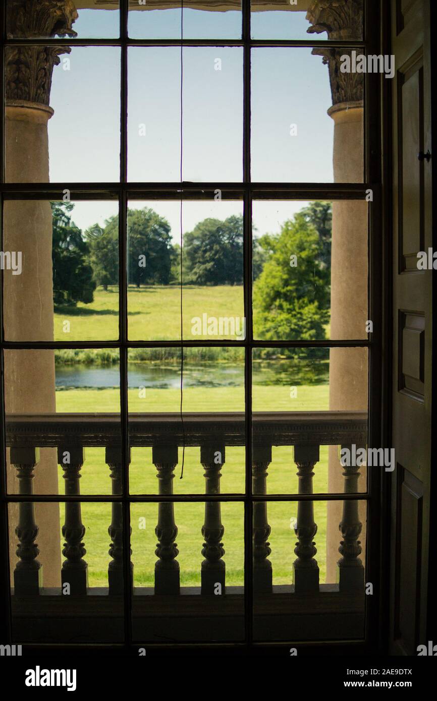 Schiebefenster in der langen Galerie mit Blick auf Garten und See, die architektonischen Details des Gebäudes (Stein Spalten & Geländer) Stockfoto