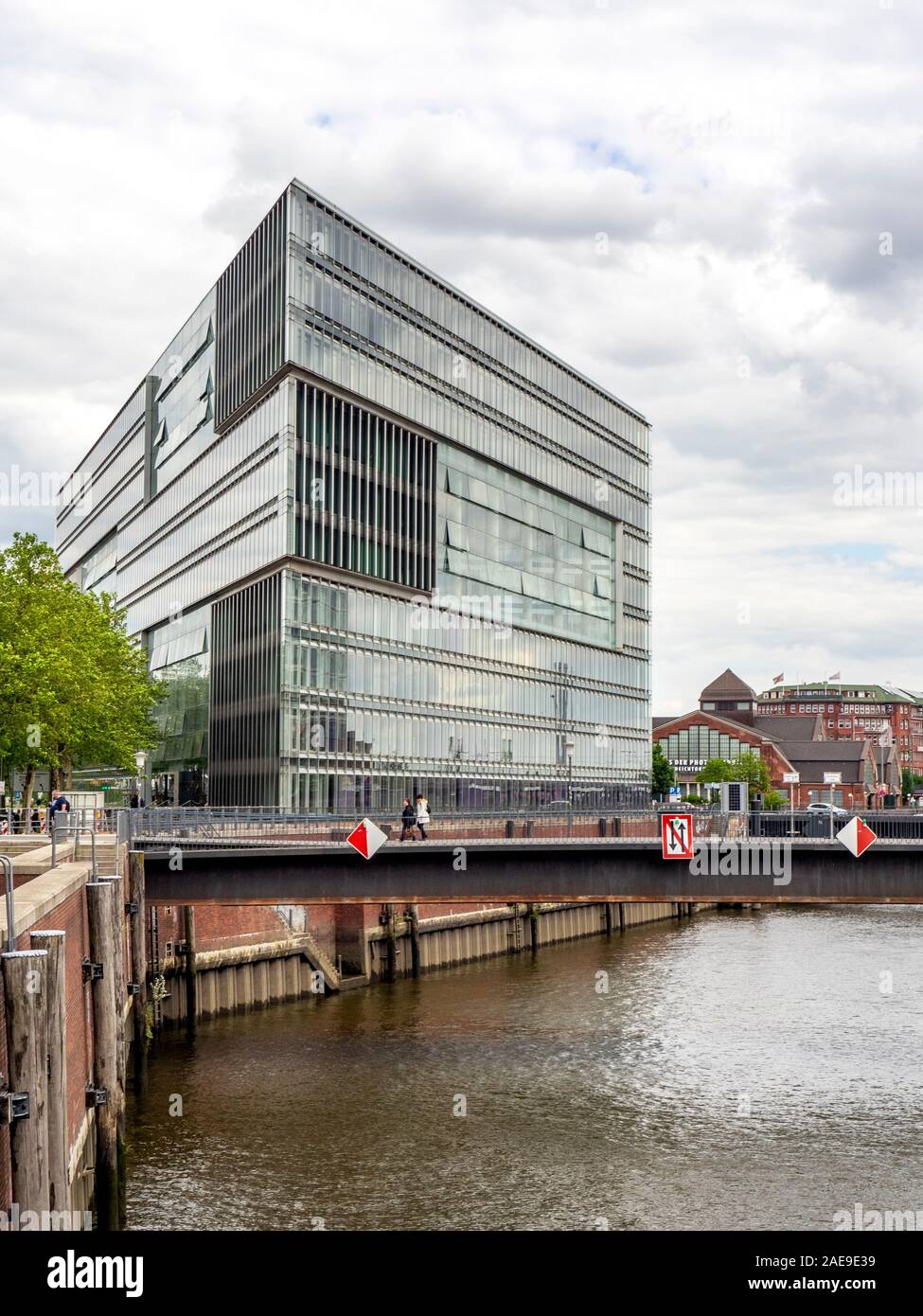 Modernes Bürogebäude und Fußgängerbrücke aus Stahl über den Zoll Kanal Altstadt Hamburg Deutschland Stockfoto
