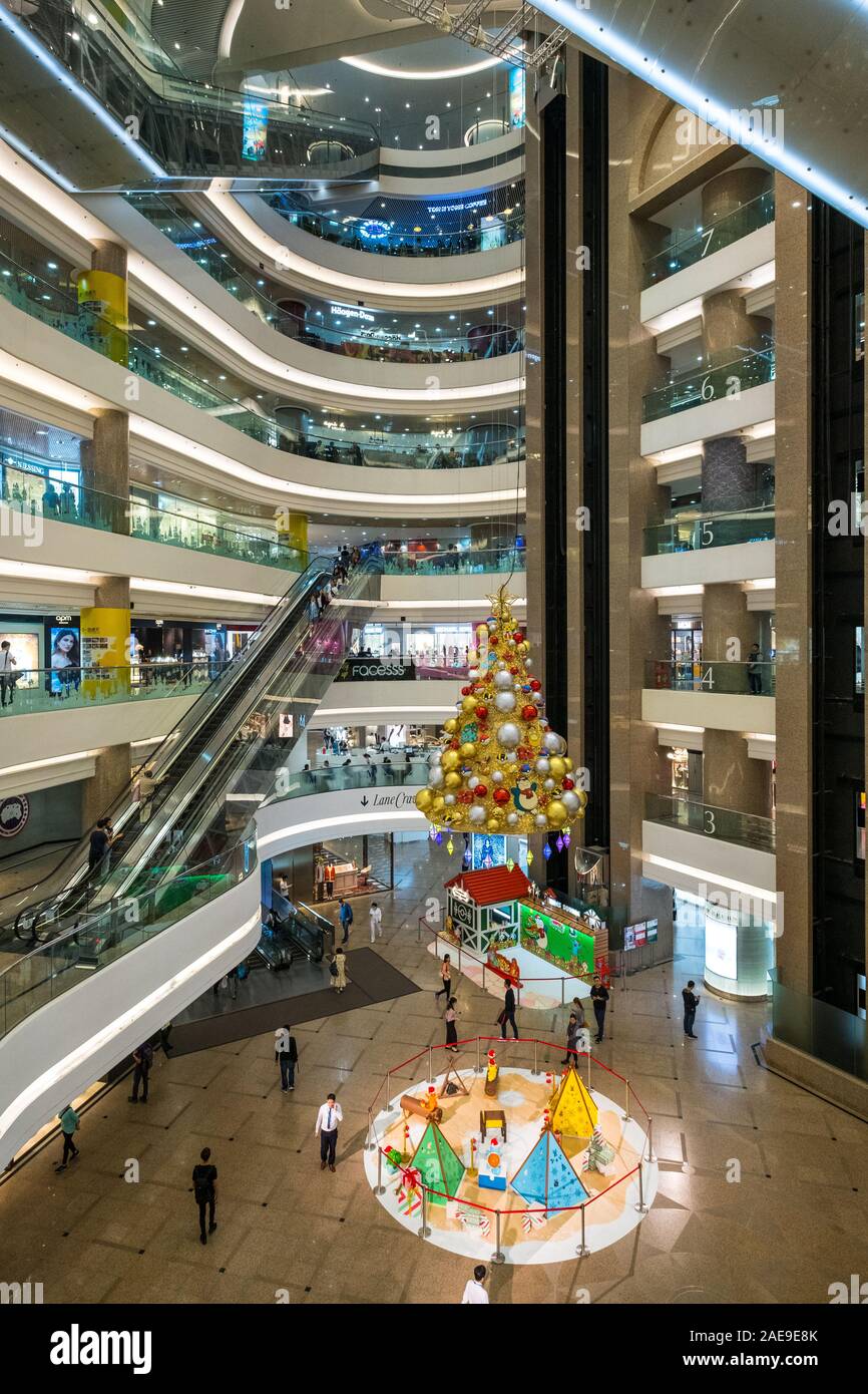 Hongkong, China - November, 2019: Im Inneren des Times Square Mall, einem berühmten Einkaufszentrum in HongKong Stockfoto