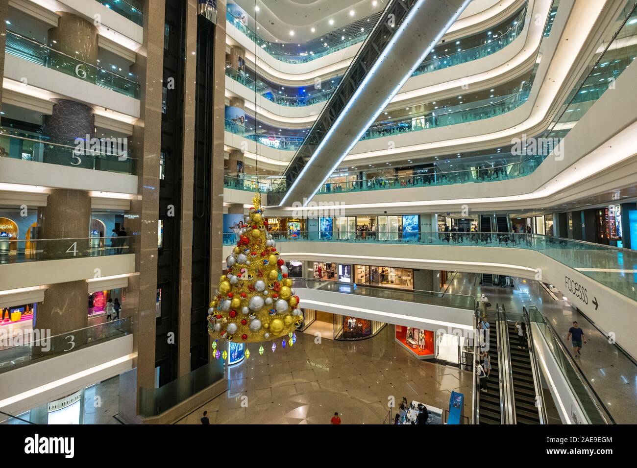 Hongkong, China - November, 2019: Im Inneren des Times Square Mall, einem berühmten Einkaufszentrum in HongKong Stockfoto