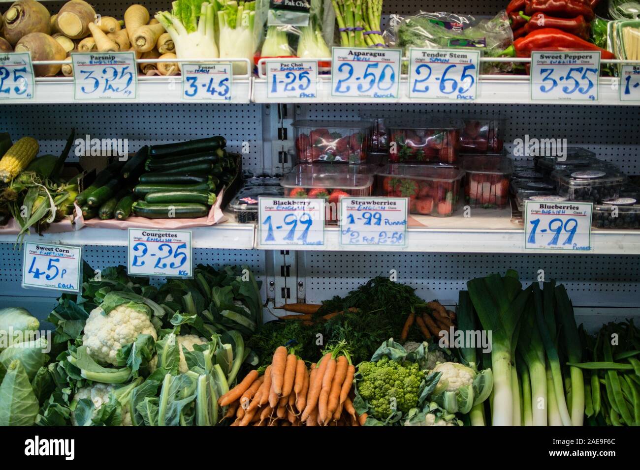 Gekühlte frische Produkte im Fruit Shop - unabhängiger, familiengeführter grüner Lebensmittelhändler im ländlichen Berkshire, England Stockfoto