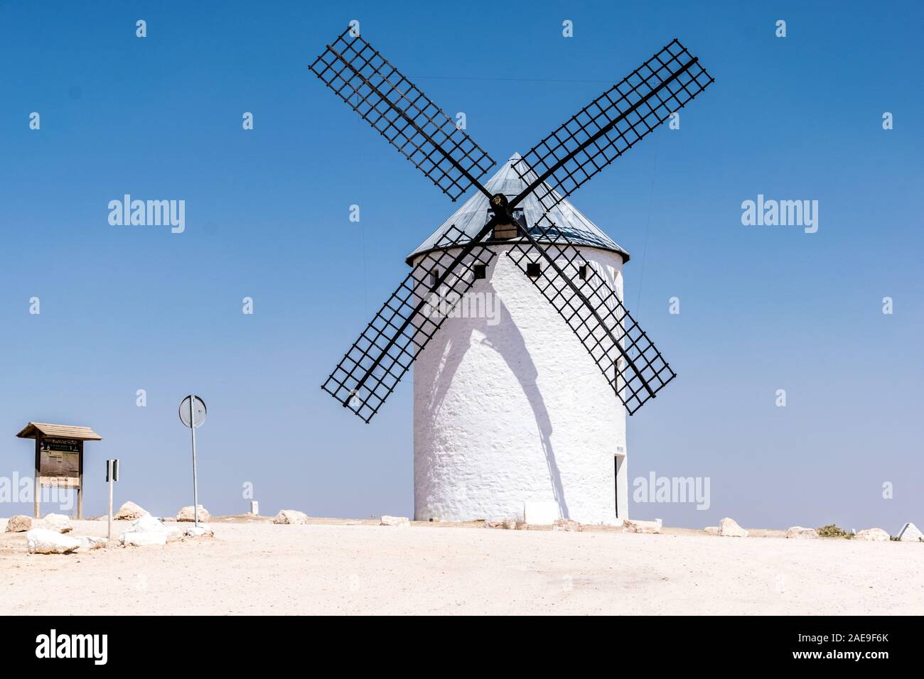 Eine einzelne weiße Spanische Windmühle von Alcázar de San Juan Stockfoto