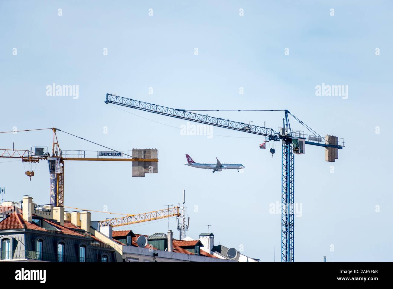 Ein Turkish Airlines A321 Abflug vom Internationalen Flughafen Lissabon entfernt und Fliegen zwischen drei Baukräne Stockfoto