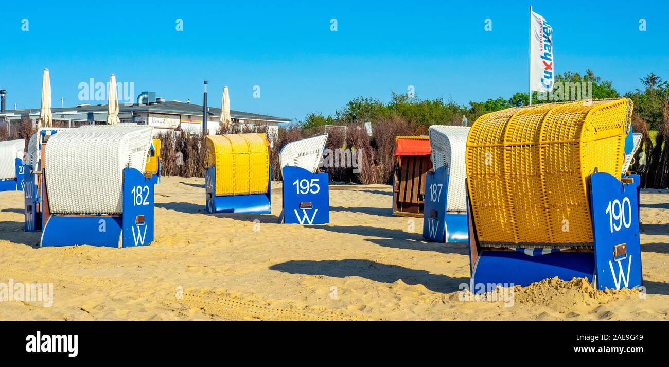 Strandkorbs Korbkörbe am Strand in Cuxhaven Niedersachsen Deutschland mit Kapuze. Stockfoto