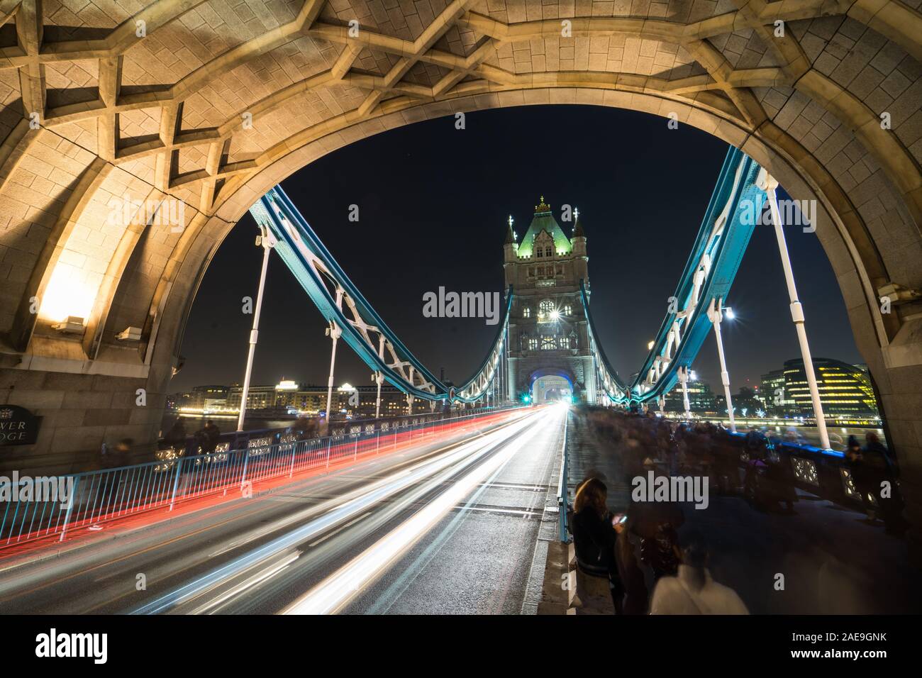 Lange Exposition unter der Tower Bridge Stockfoto