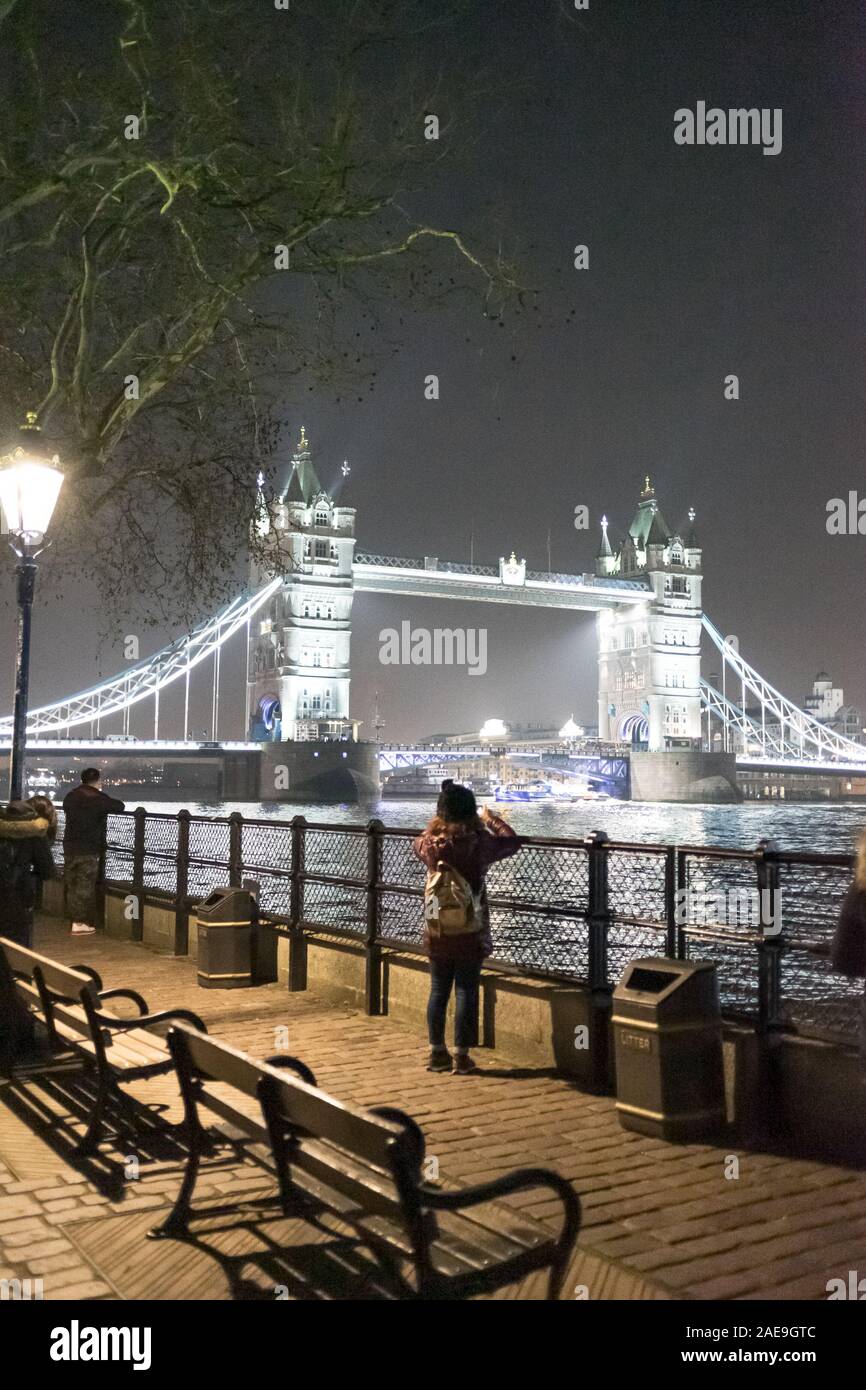 Schöne Atmosphäre, die durch die Tower Bridge, London, UK, Dezember 2018 Stockfoto