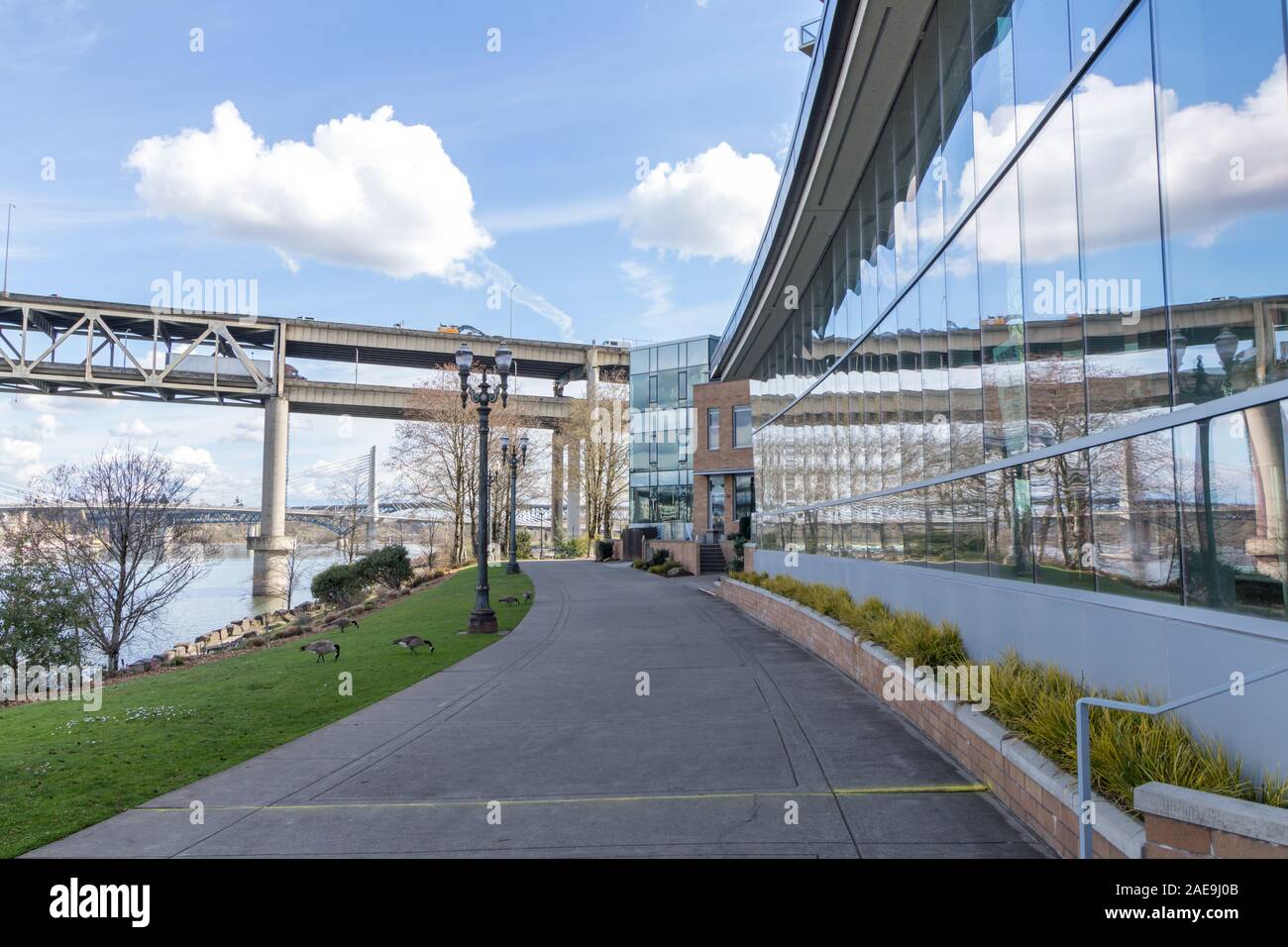 Gehweg im Süden Hafenviertel in Portland, Oregon, an einem schönen Tag und Wolken Reflexion über Glasfenster. Stockfoto