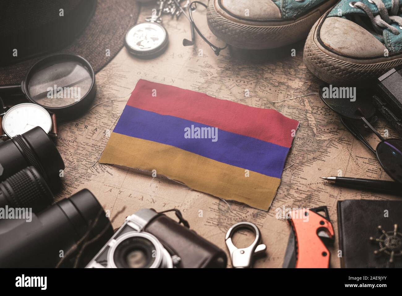 Armenien Flagge zwischen Traveler Zubehör auf alten Vintage Karte. Reiseziel Konzept. Stockfoto