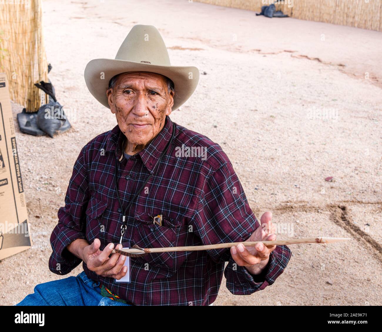 Pueblo Grande indischen Markt traditionellen Bow & Arrow Teekocher Stockfoto