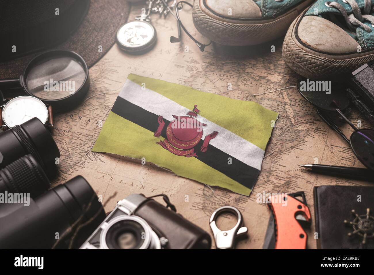 Brunei Fahne zwischen Traveler Zubehör auf alten Vintage Karte. Reiseziel Konzept. Stockfoto