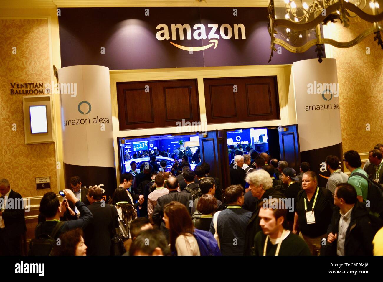 Menschenmassen emsig durch den Flur und in das Einkaufen Lieferservice Amazon stand auf der CES, Consumer Electronics Show, Las Vegas, NV, USA Stockfoto