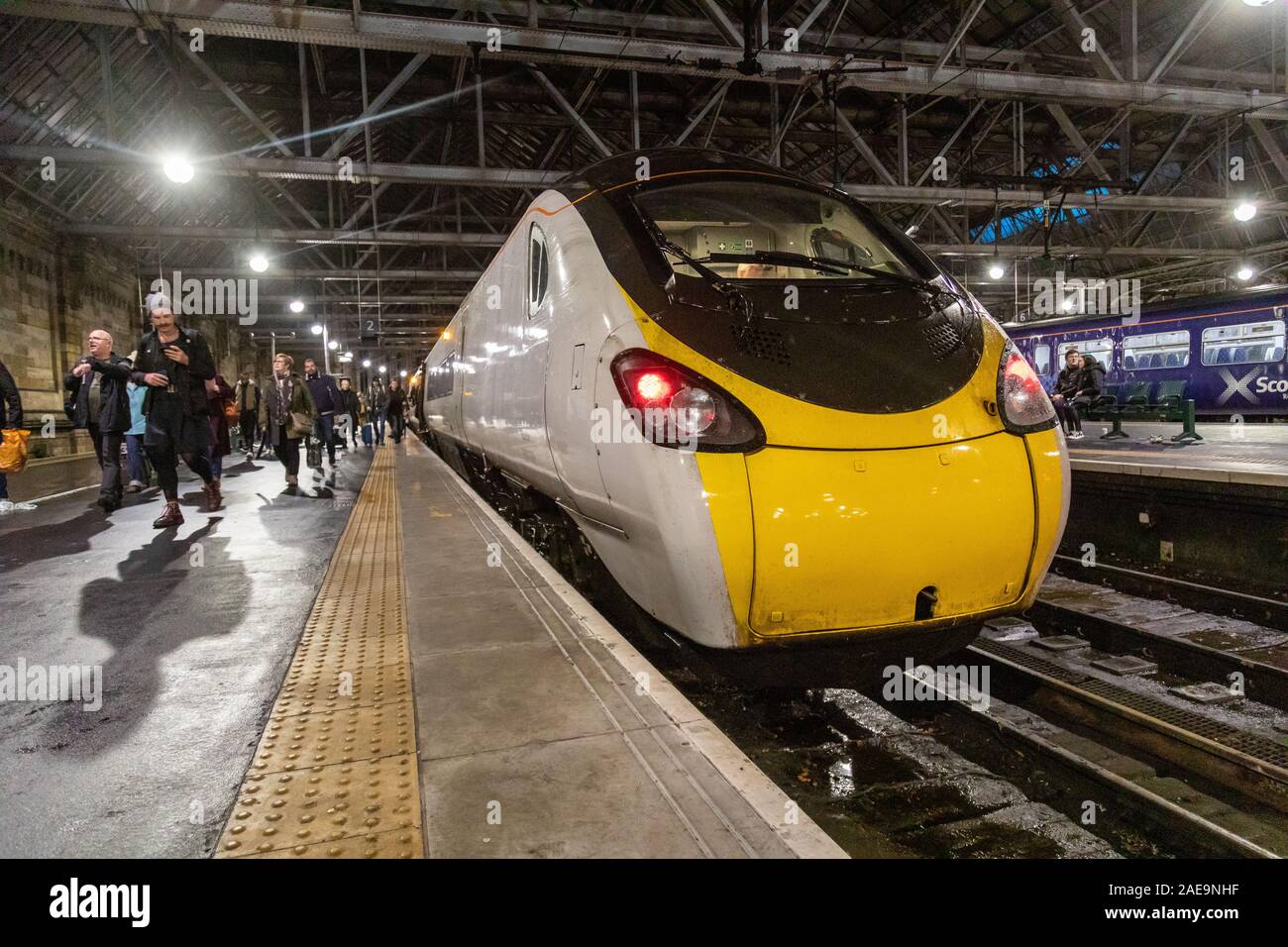 Glasgow, UK. 7. Dezember 2019. Nach 22 Jahren betrieb Virgin Trains Hand über der Westküste rail Franchise Avanti. Die letzte Pendolino Zug kommt in Glasgow Central in von London Euston gereist. 390008 zog in die Station bei 2331 markiert das Ende des Franchise in Glasgow. Wie viele der anderen Pendolino Züge der Jungfrau branding bereit entfernt wurde für die neue Franchise am Sonntag, 8.Dezember.Credit: Garry Cornes/Alamy leben Nachrichten Stockfoto