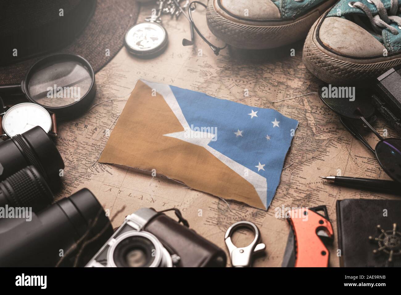 Tierra del Fuego Flagge zwischen Traveler Zubehör auf alten Vintage Karte. Reiseziel Konzept. Stockfoto