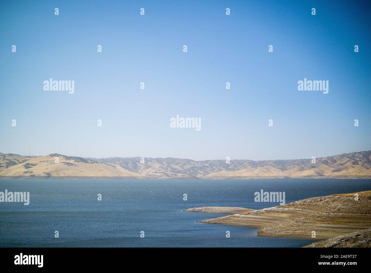 San Luis Reservoir, das 5. grösste Stausee in den USA, auf eine Muschel hellen Tag Ende Oktober. Stockfoto