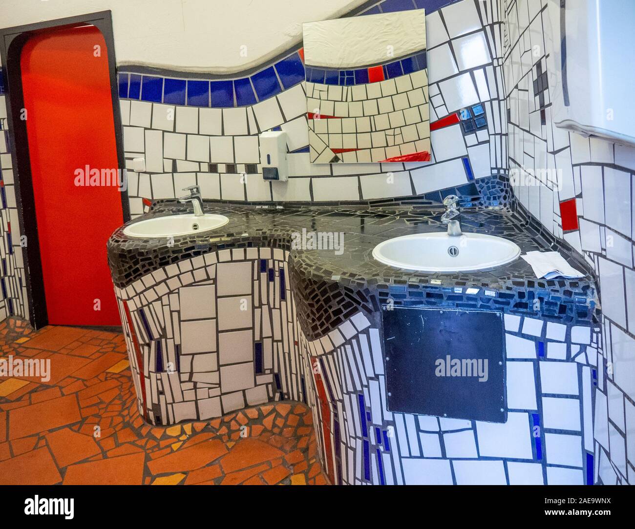 Waschtische und schrullige Wandkacheltoiletten des Bahnhofs Uelzen, renoviert vom Architekten Friedensreich Hundertwasser Niedersachsen Deutschland. Stockfoto
