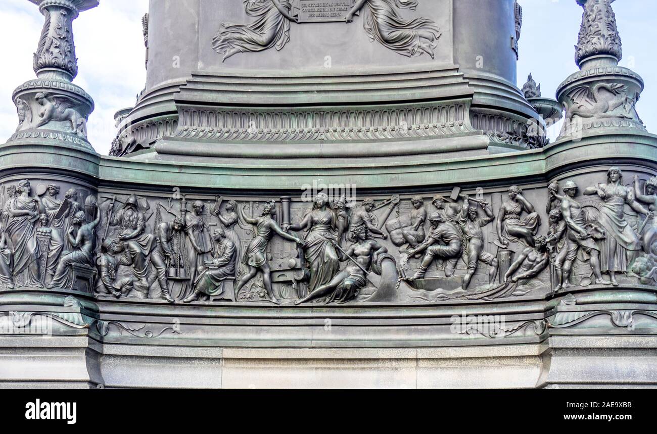 Detail des Bronzereliefs am Sockel des Johann von Sachsen Denkmals am Theaterplatz Altstadt Dresden Sachsen Deutschland. Stockfoto