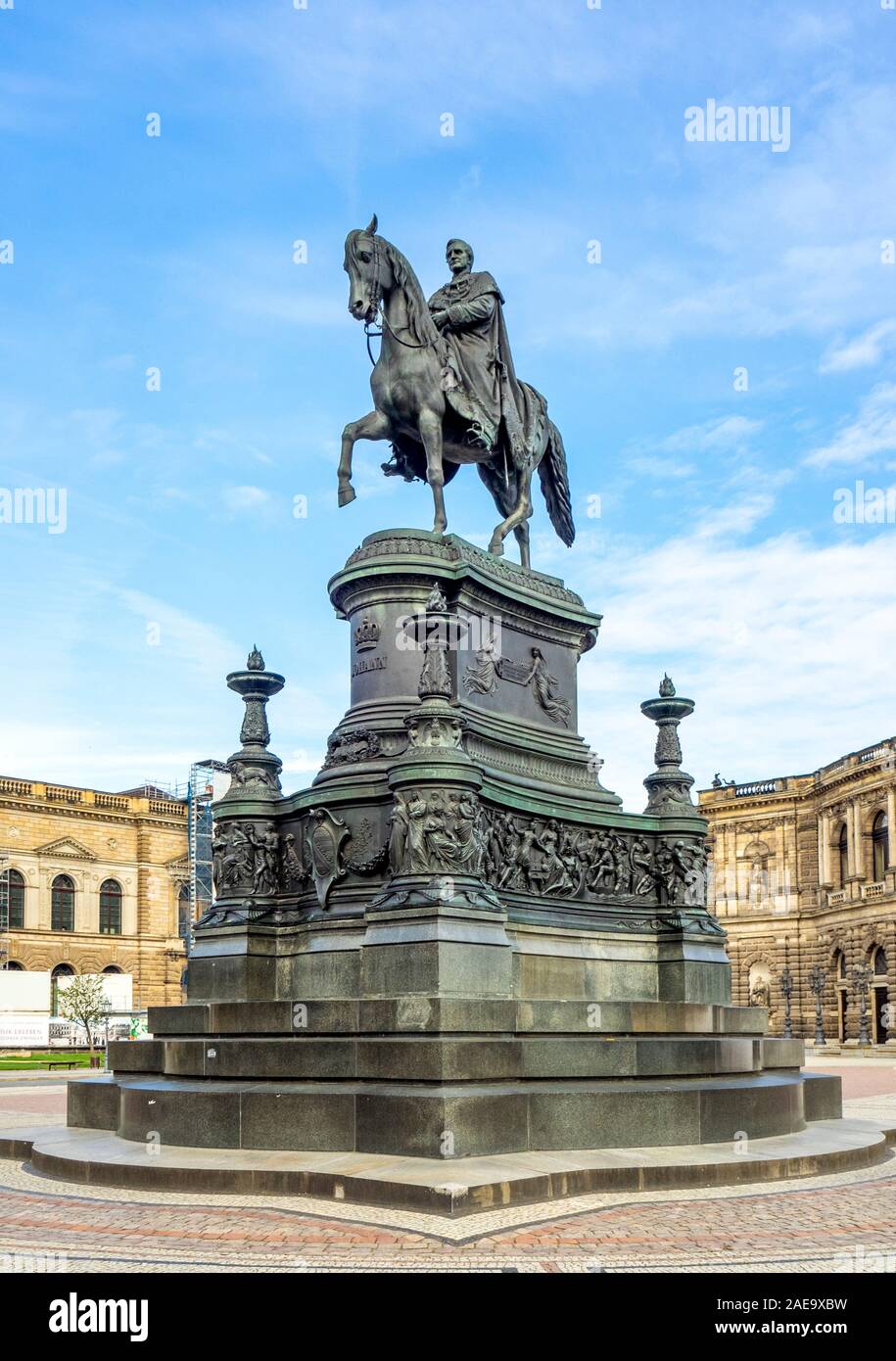Bronzestatue Skulptur Johannes von Sachsen Denkmal von Johannes Schilling Bildhauer am Theaterplatz Altstadt Dresden Sachsen Deutschland. Stockfoto
