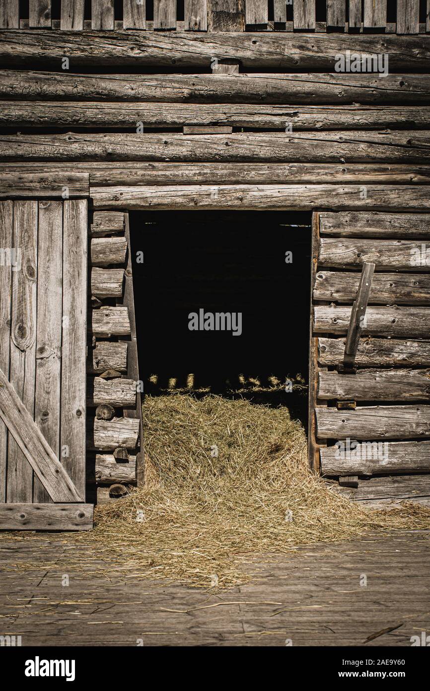 Alte hölzerne Scheune in Finnland Landschaft. Stockfoto