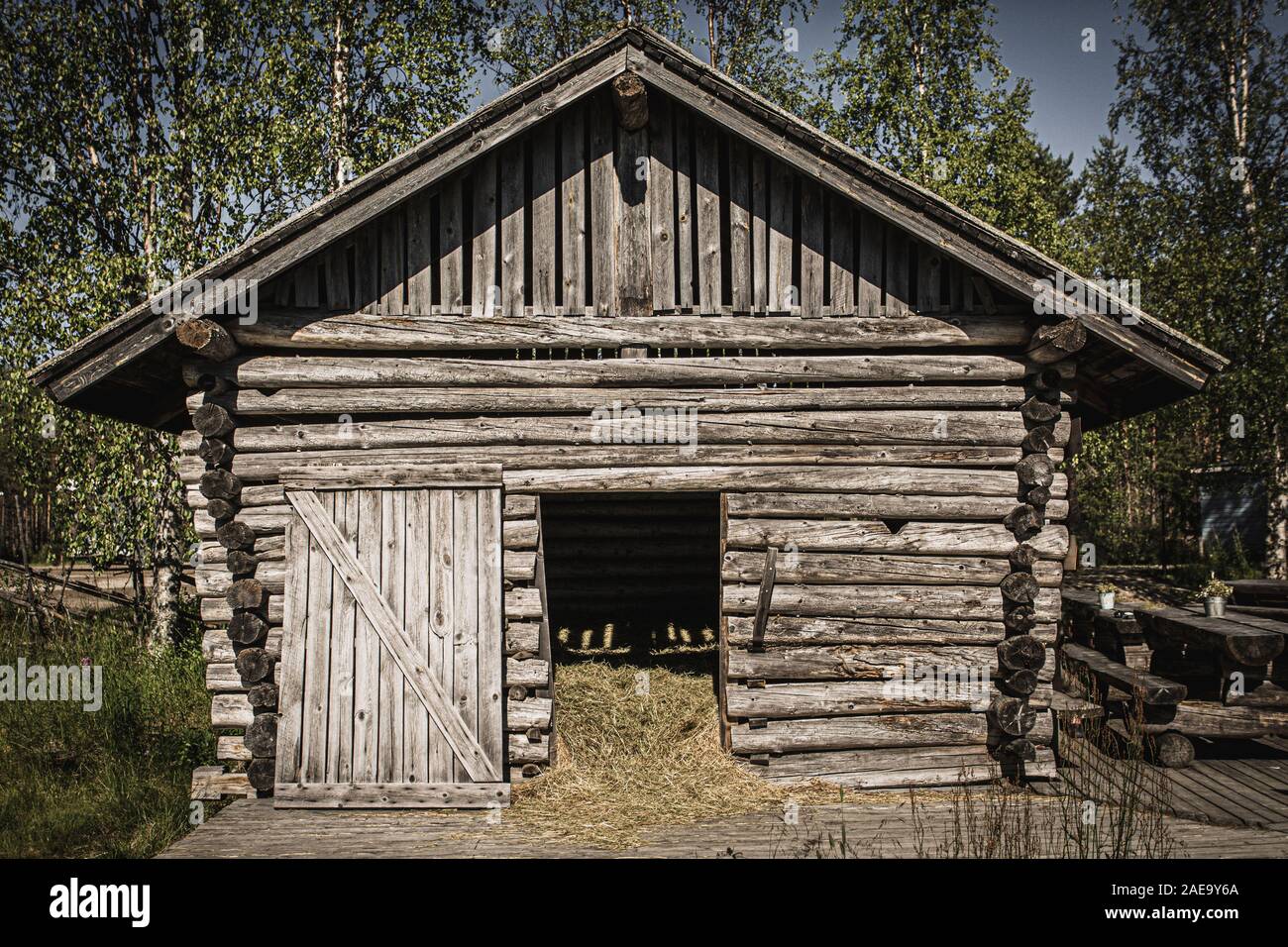 Alte hölzerne Scheune in Finnland Landschaft. Stockfoto
