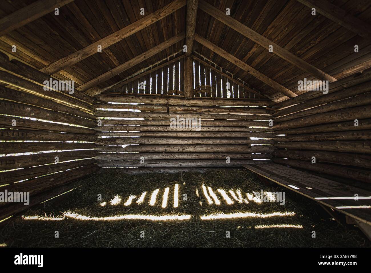 Alte hölzerne Scheune in Finnland Landschaft. Stockfoto