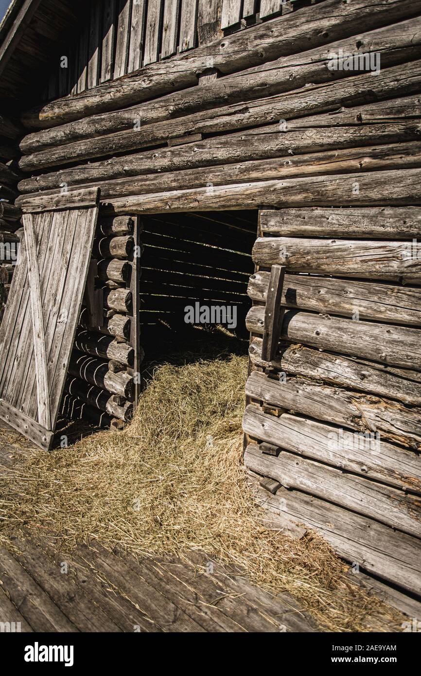 Alte hölzerne Scheune in Finnland Landschaft. Stockfoto