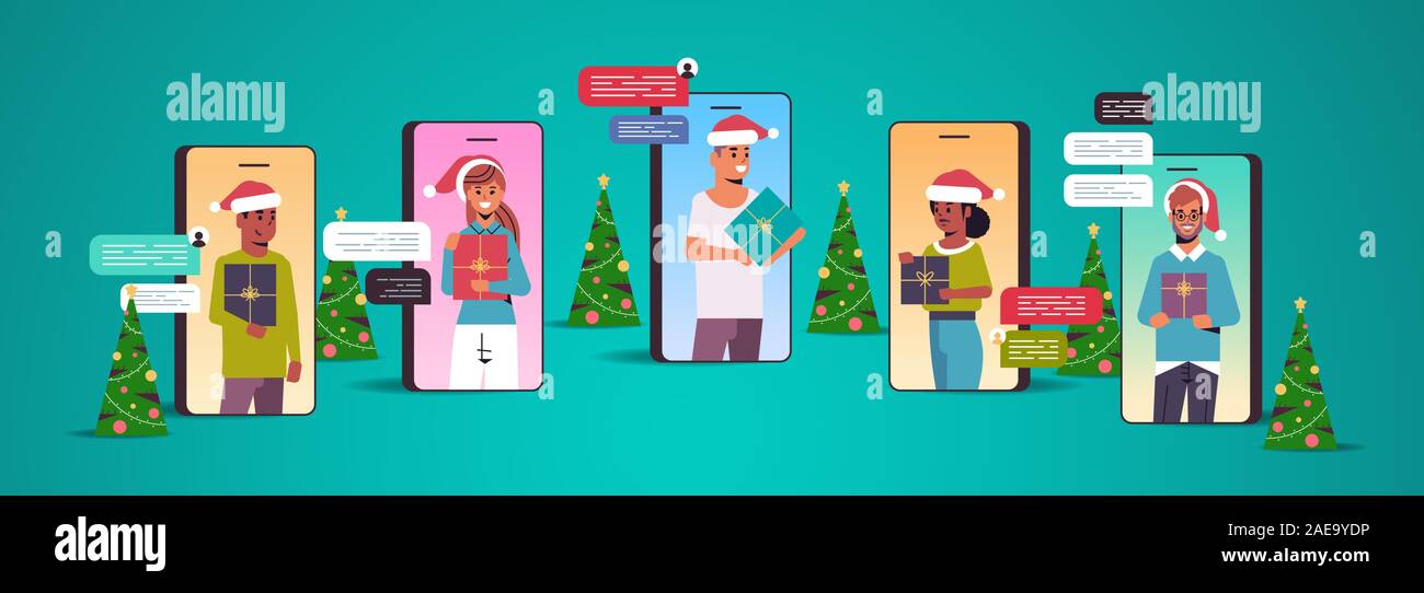 Menschen in santa Hüte mit Chat app Social Network chat bubble Kommunikationskonzept mix Rennen Männer Frauen in Smartphone Bildschirme holding Geschenkboxen online Mobile Application portrait Vector Illustration Stock Vektor