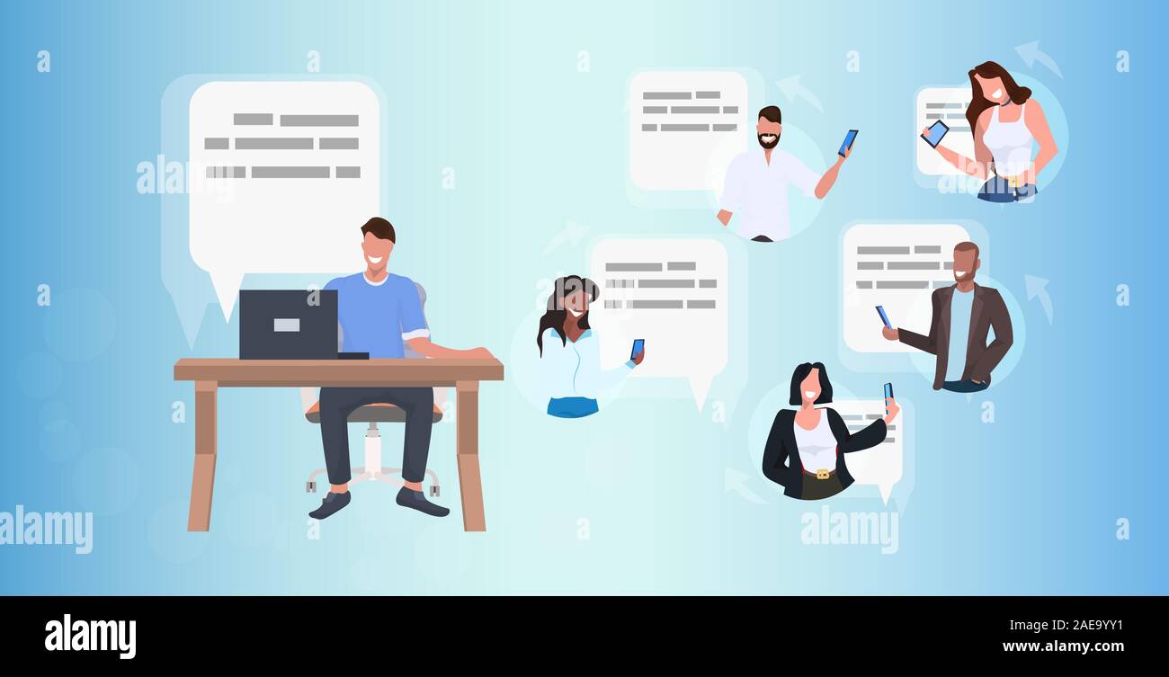 Mit laptop Chatten mit mix Rennen Freunde soziale Netzwerk rede Sprechblase Kommunikationskonzept Mann am Arbeitsplatz in voller Länge horizontale Vektor Illustration sitzen Geschäftsmann Stock Vektor
